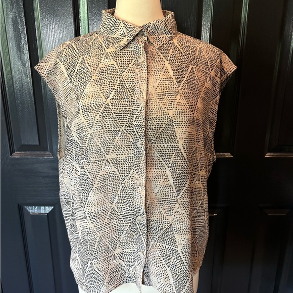 Third Form Patterned Sleeveless Blouse - Picture 2 of 6